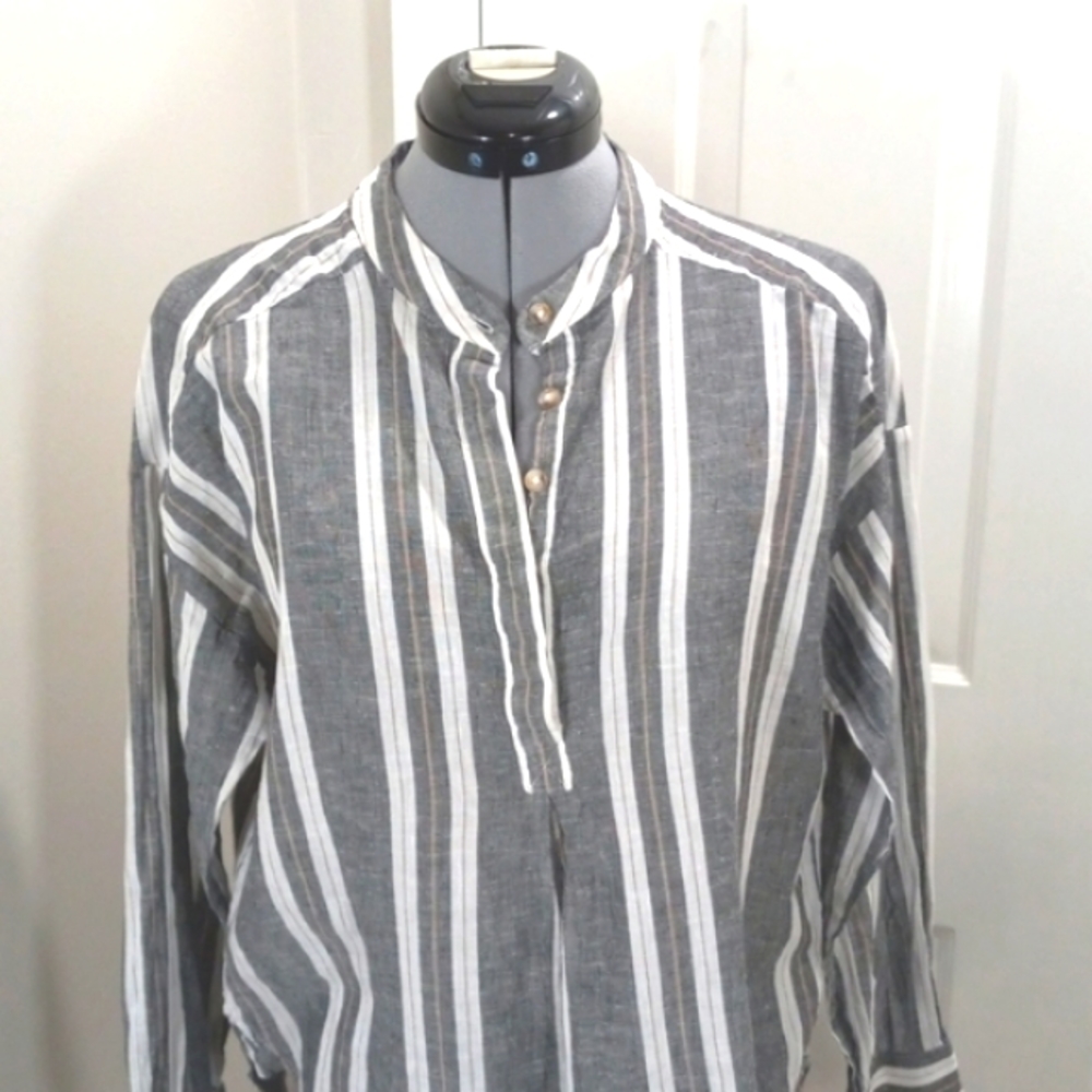 Banana Republic Womens Grey/White  Polo Sz Sm, half button Top Linen/ cotton